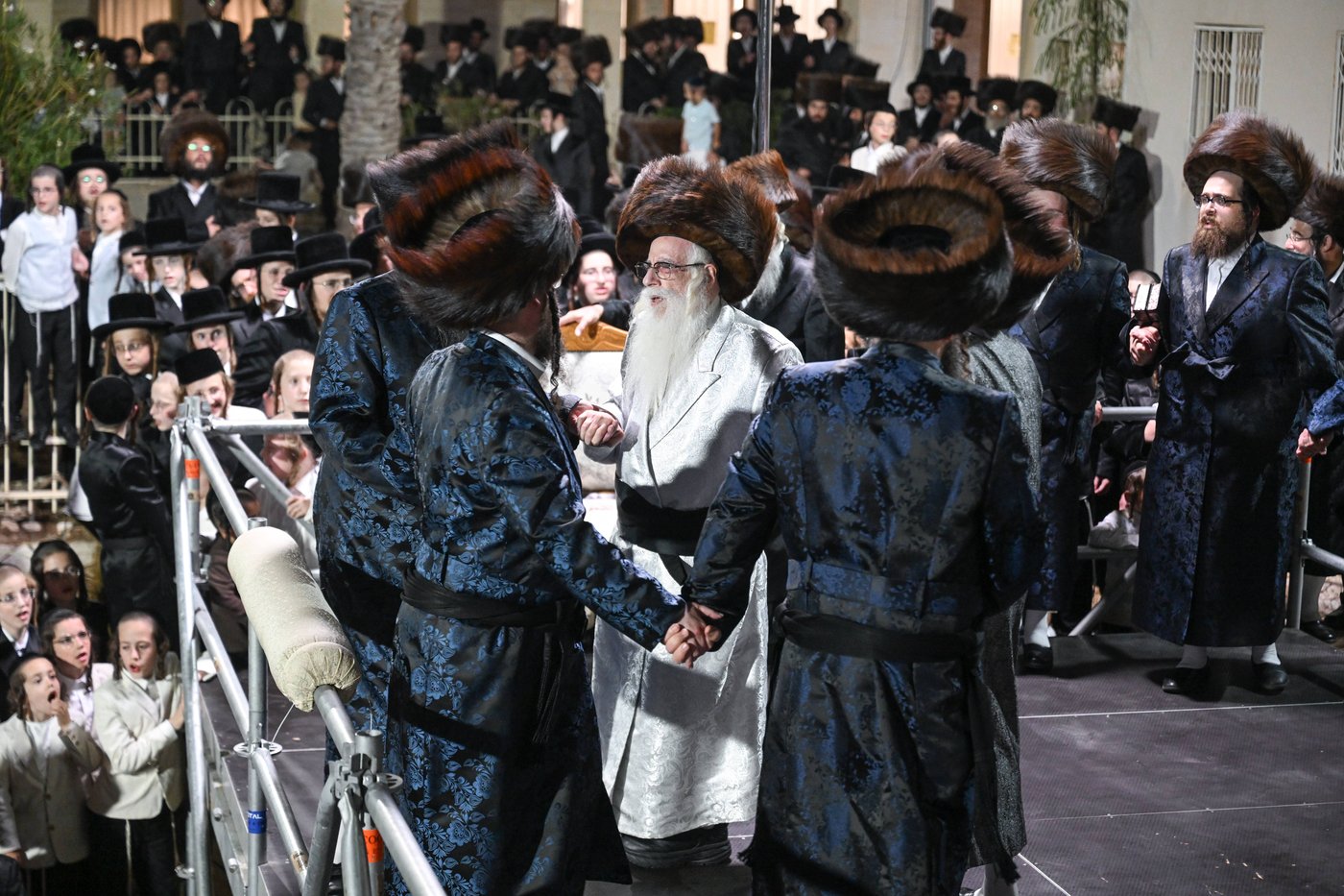 האדמו"ר מצאנז בקידוש לבנה במוצאי יום כיפור | צילום: משה גולדשטיין