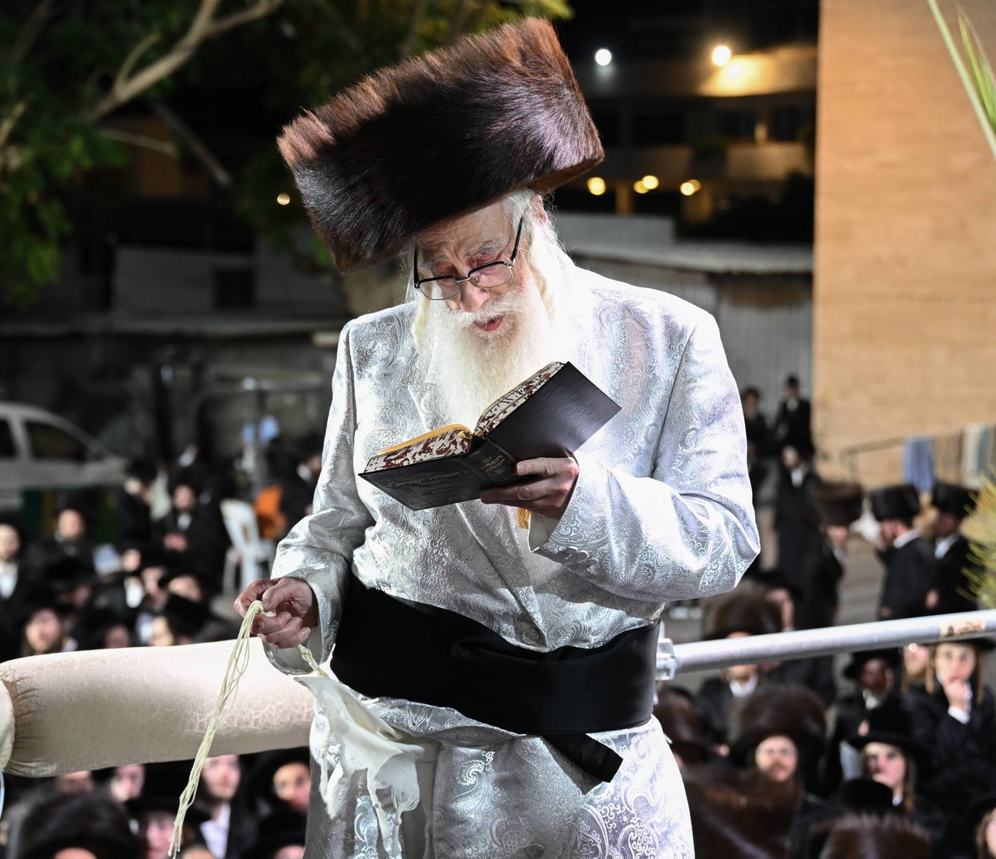 האדמו"ר מצאנז בקידוש לבנה במוצאי יום כיפור | צילום: משה גולדשטיין