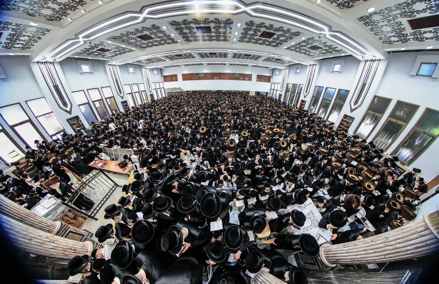 האדמו"ר מצאנז בתפילת מנחה ערב יום כיפור | צילום: משה גולדשטיין