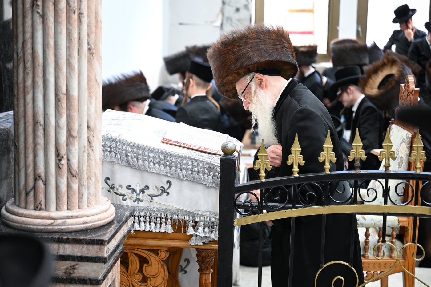 האדמו"ר מצאנז בתפילת מנחה ערב יום כיפור | צילום: משה גולדשטיין