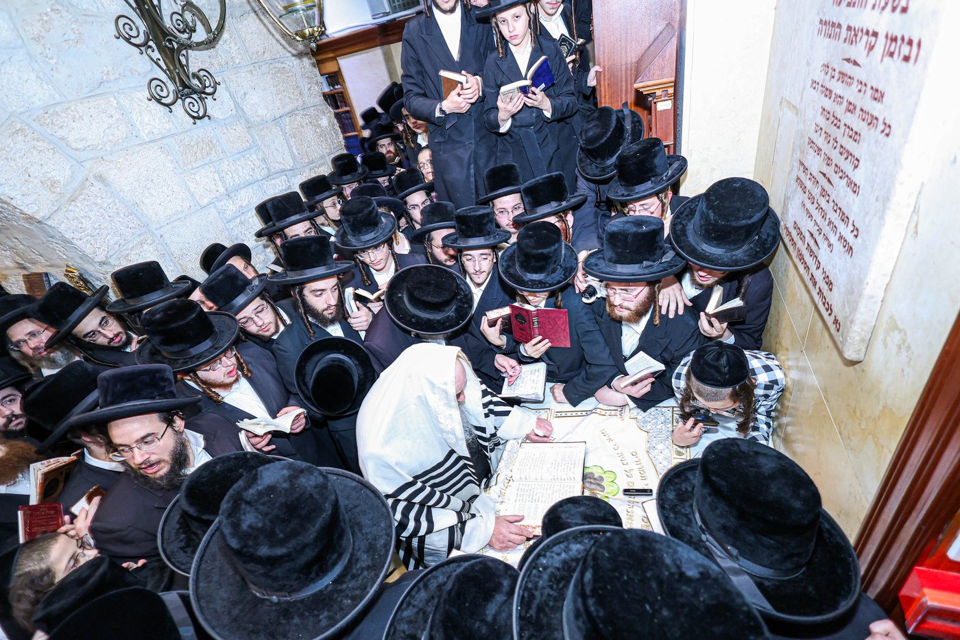 האדמו"ר מלעלוב שליט"א בקבר רחל אמנו