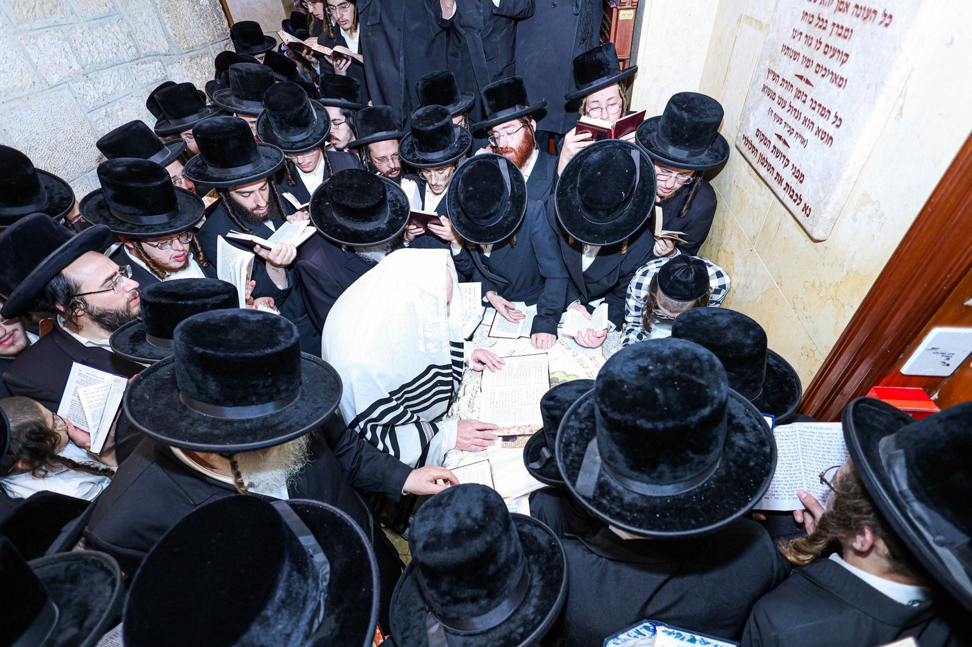 האדמו"ר מלעלוב שליט"א בקבר רחל אמנו
