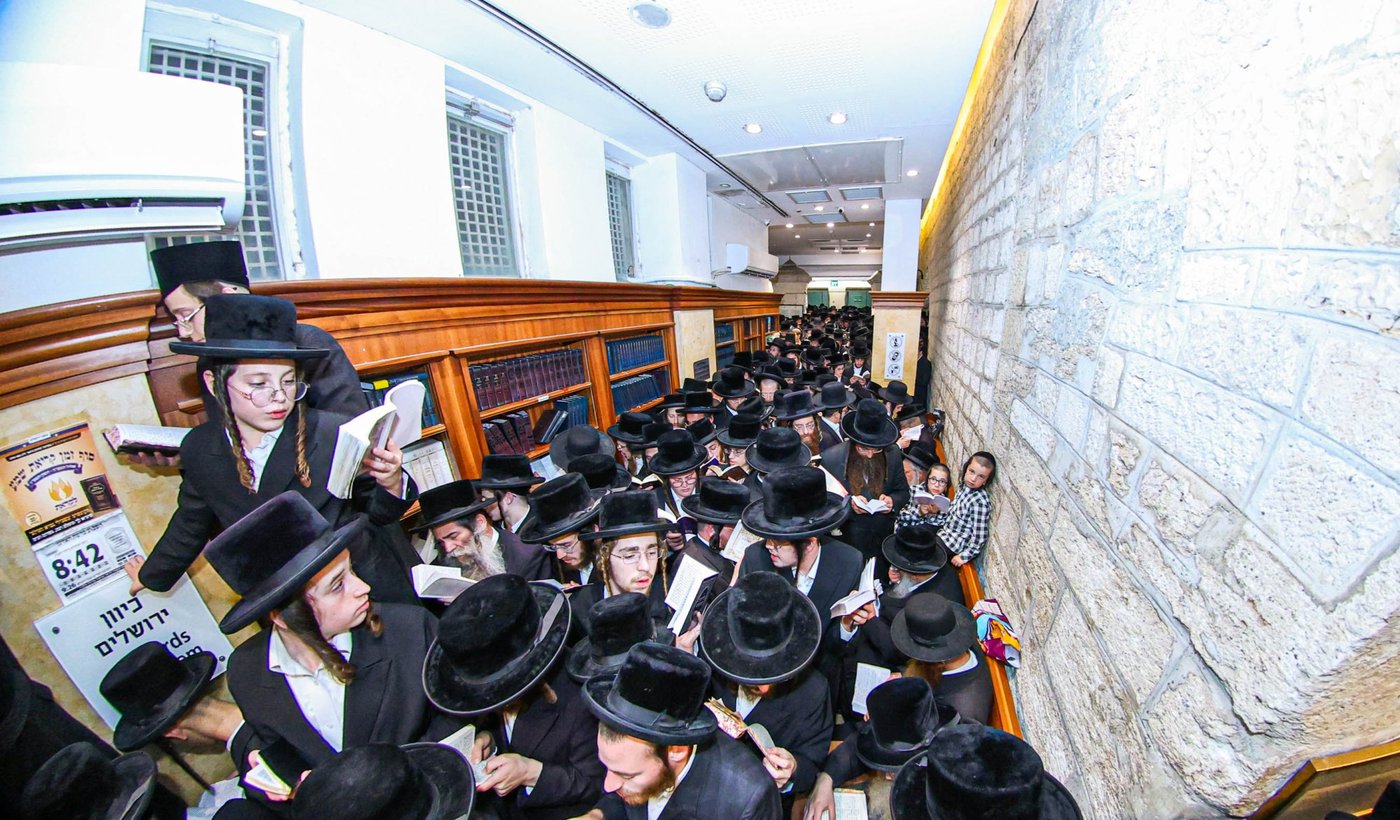 האדמו"ר מלעלוב שליט"א בקבר רחל אמנו