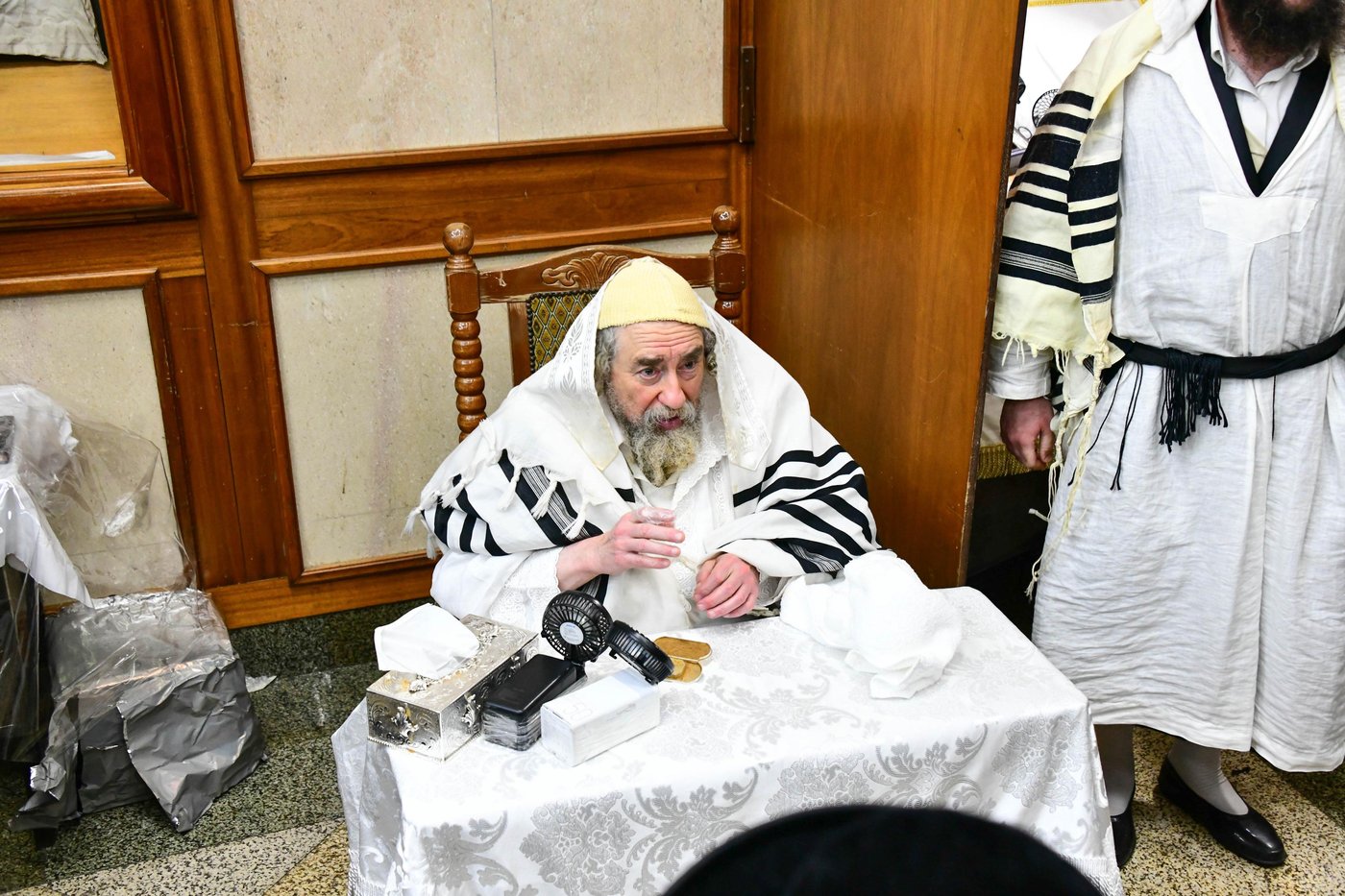 מוצאי יום כיפור בחצר הקודש רחמסטריווקא | צילום: שוקי לרר