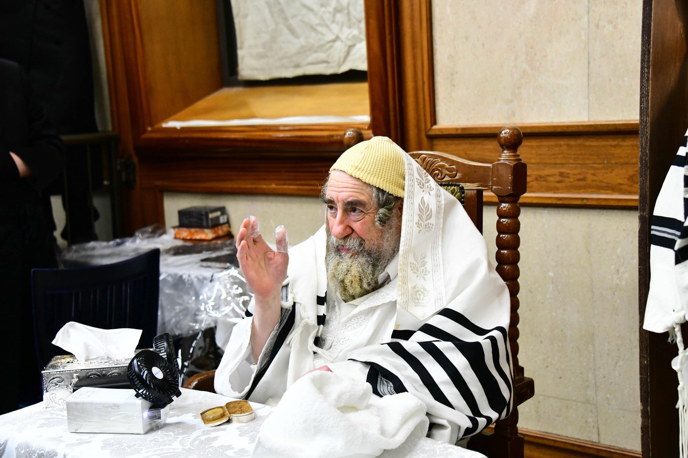 מוצאי יום כיפור בחצר הקודש רחמסטריווקא | צילום: שוקי לרר