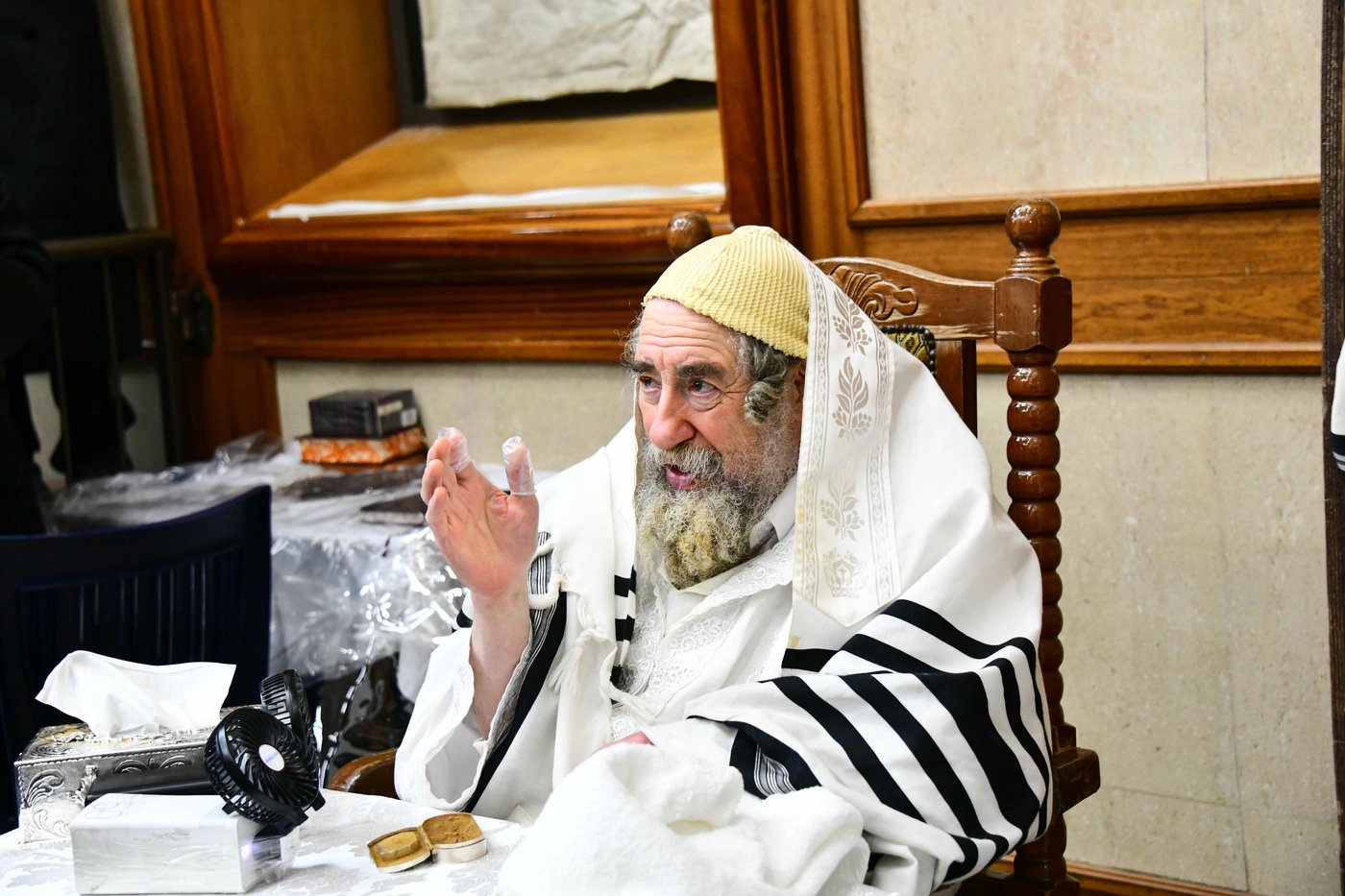 מוצאי יום כיפור בחצר הקודש רחמסטריווקא | צילום: שוקי לרר