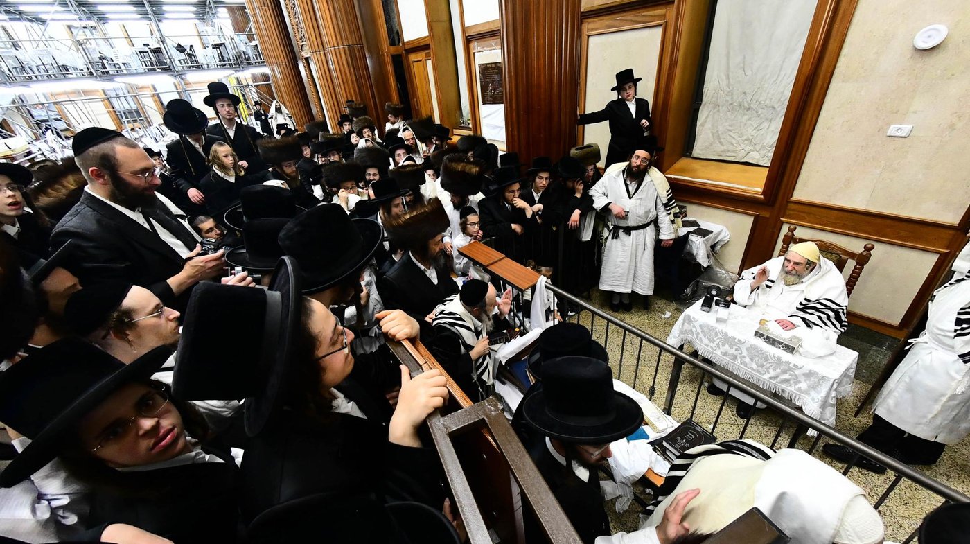 מוצאי יום כיפור בחצר הקודש רחמסטריווקא | צילום: שוקי לרר
