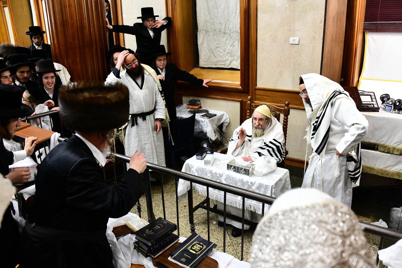 מוצאי יום כיפור בחצר הקודש רחמסטריווקא | צילום: שוקי לרר