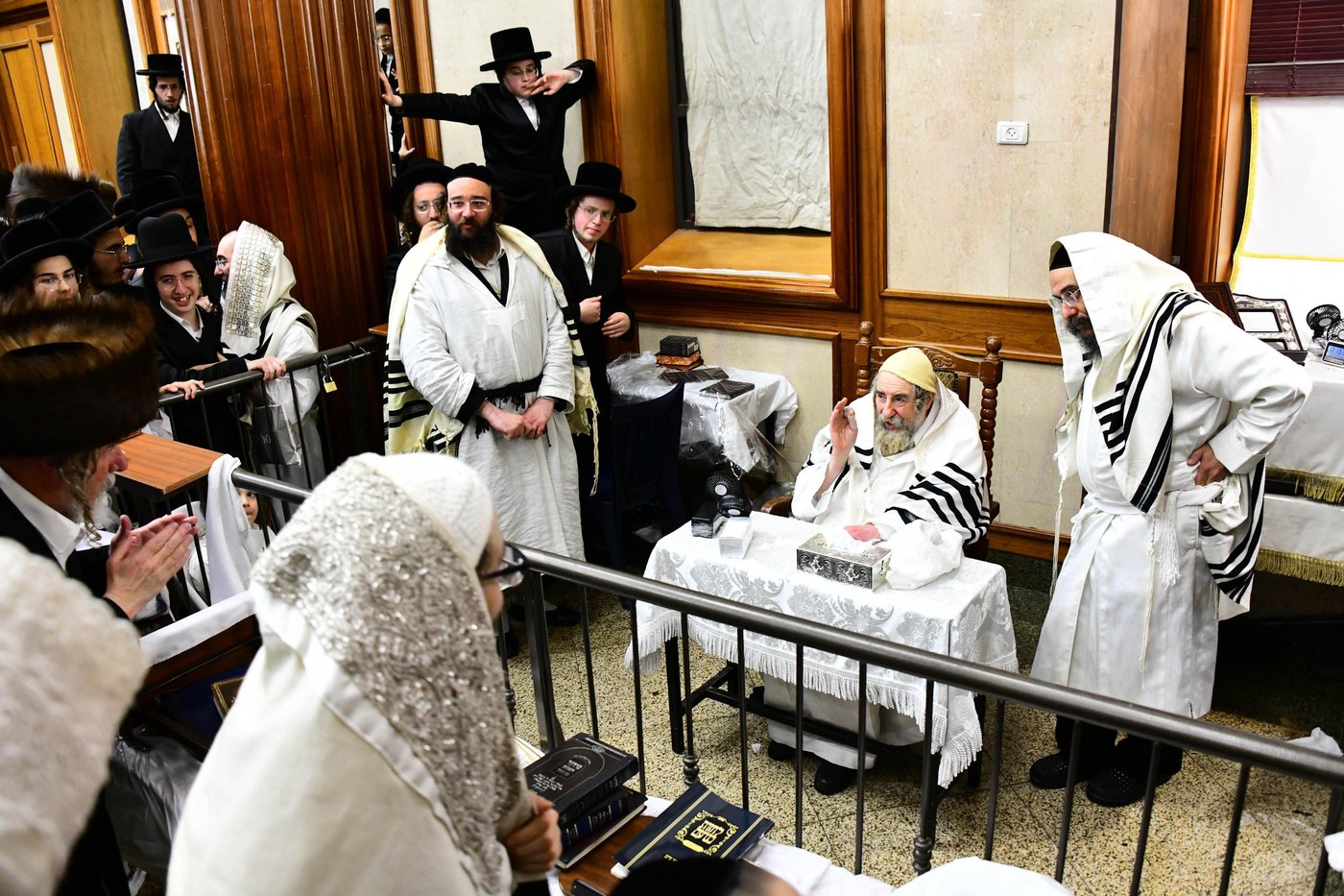 מוצאי יום כיפור בחצר הקודש רחמסטריווקא | צילום: שוקי לרר