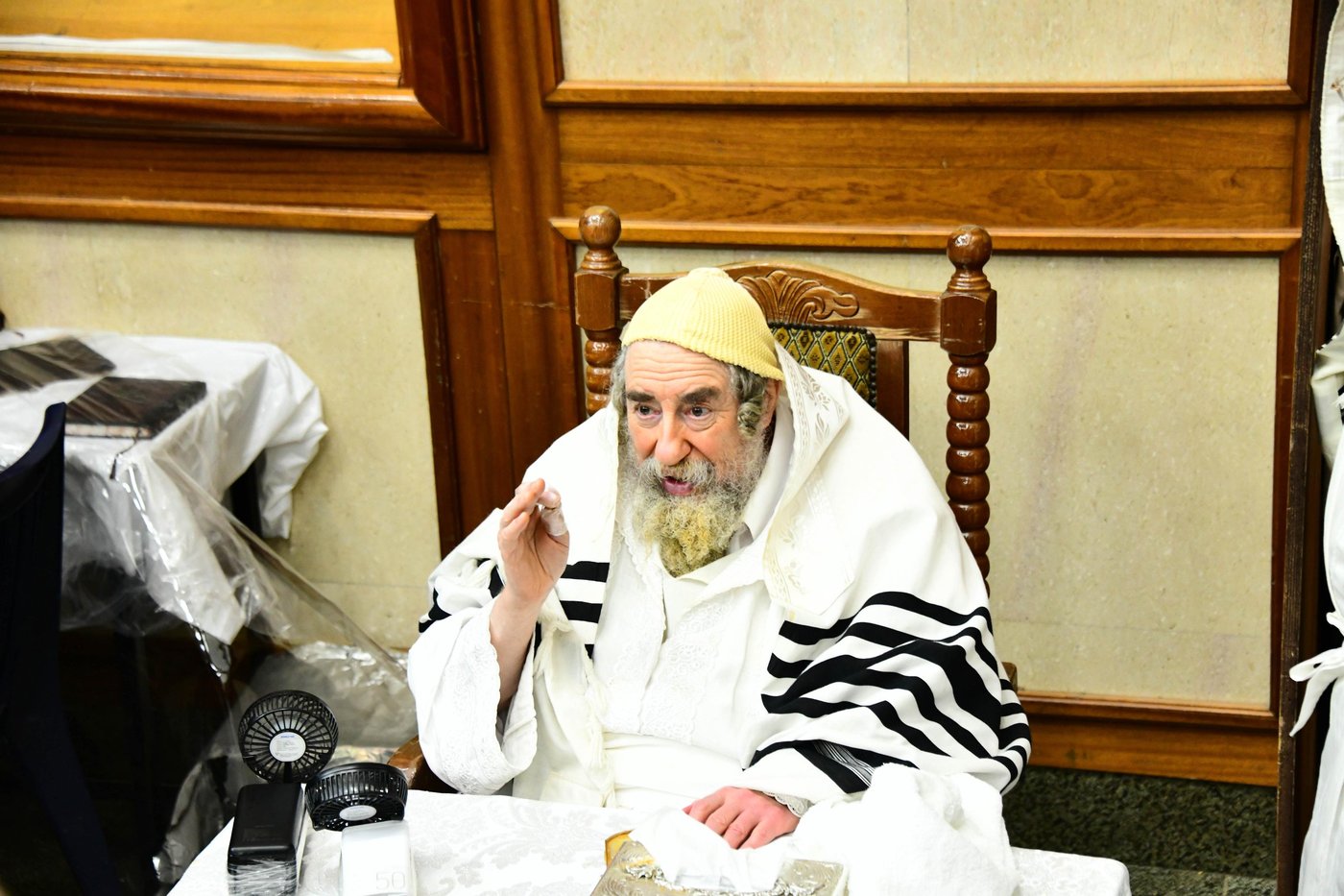 מוצאי יום כיפור בחצר הקודש רחמסטריווקא | צילום: שוקי לרר