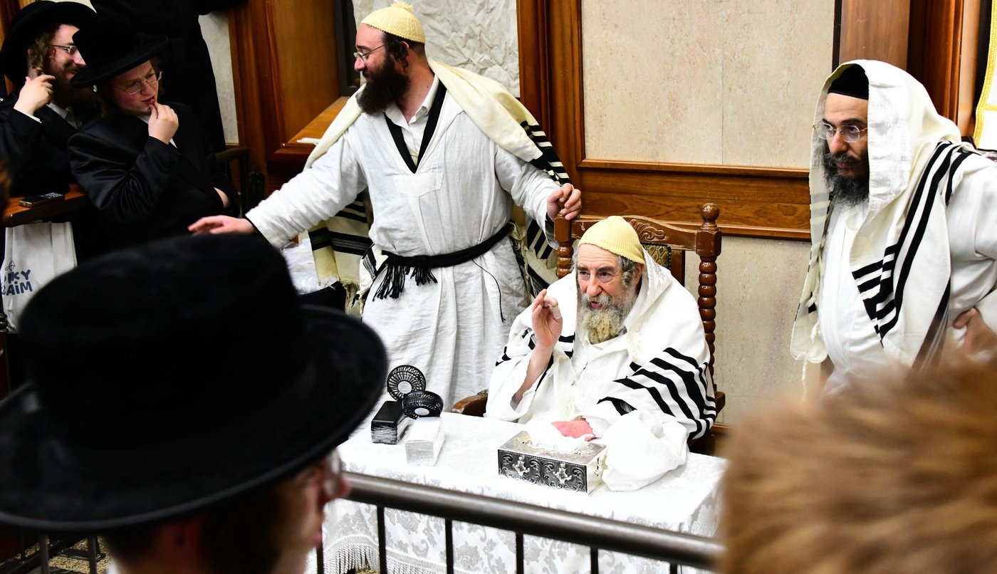 מוצאי יום כיפור בחצר הקודש רחמסטריווקא | צילום: שוקי לרר