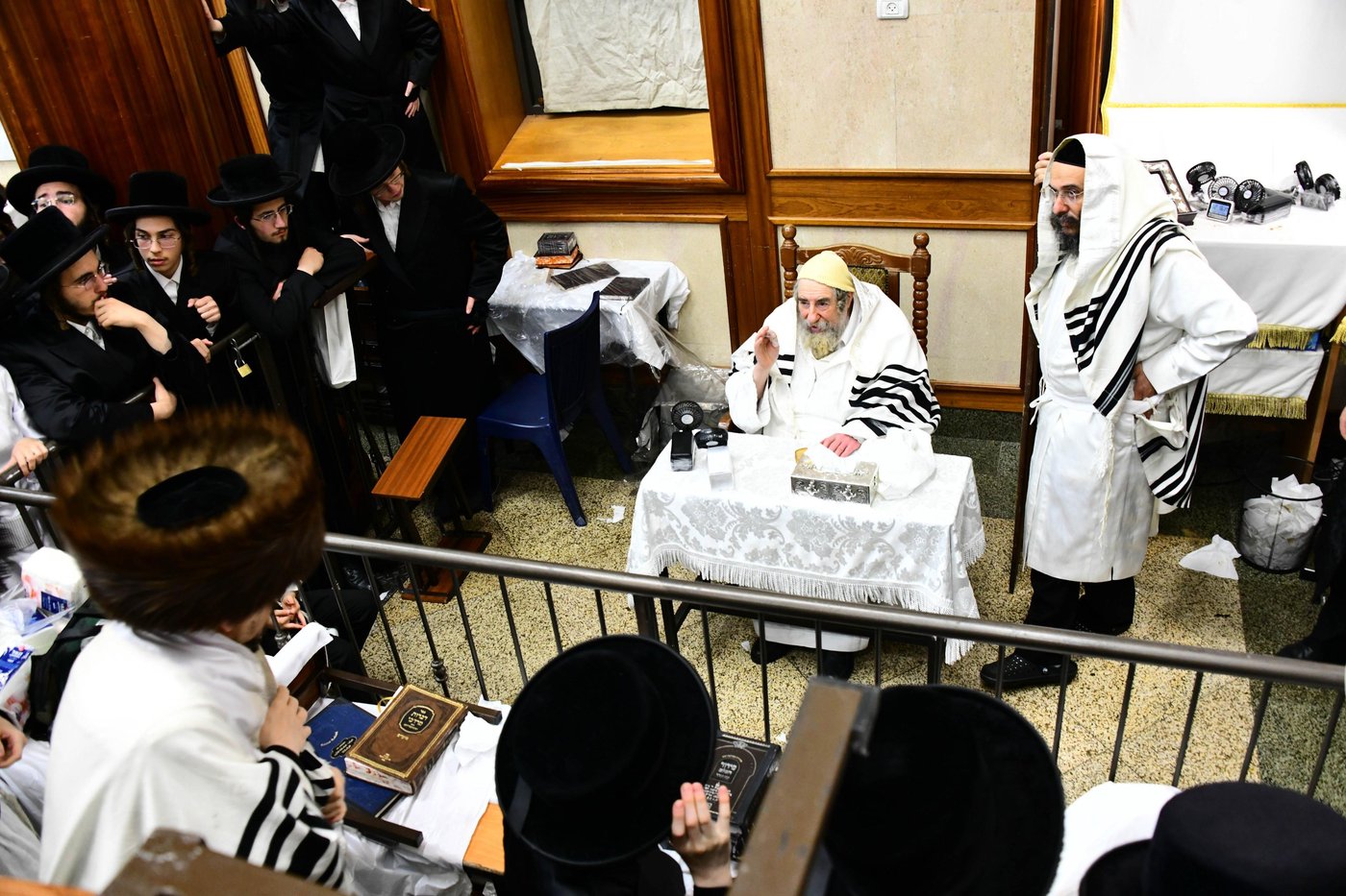 מוצאי יום כיפור בחצר הקודש רחמסטריווקא | צילום: שוקי לרר