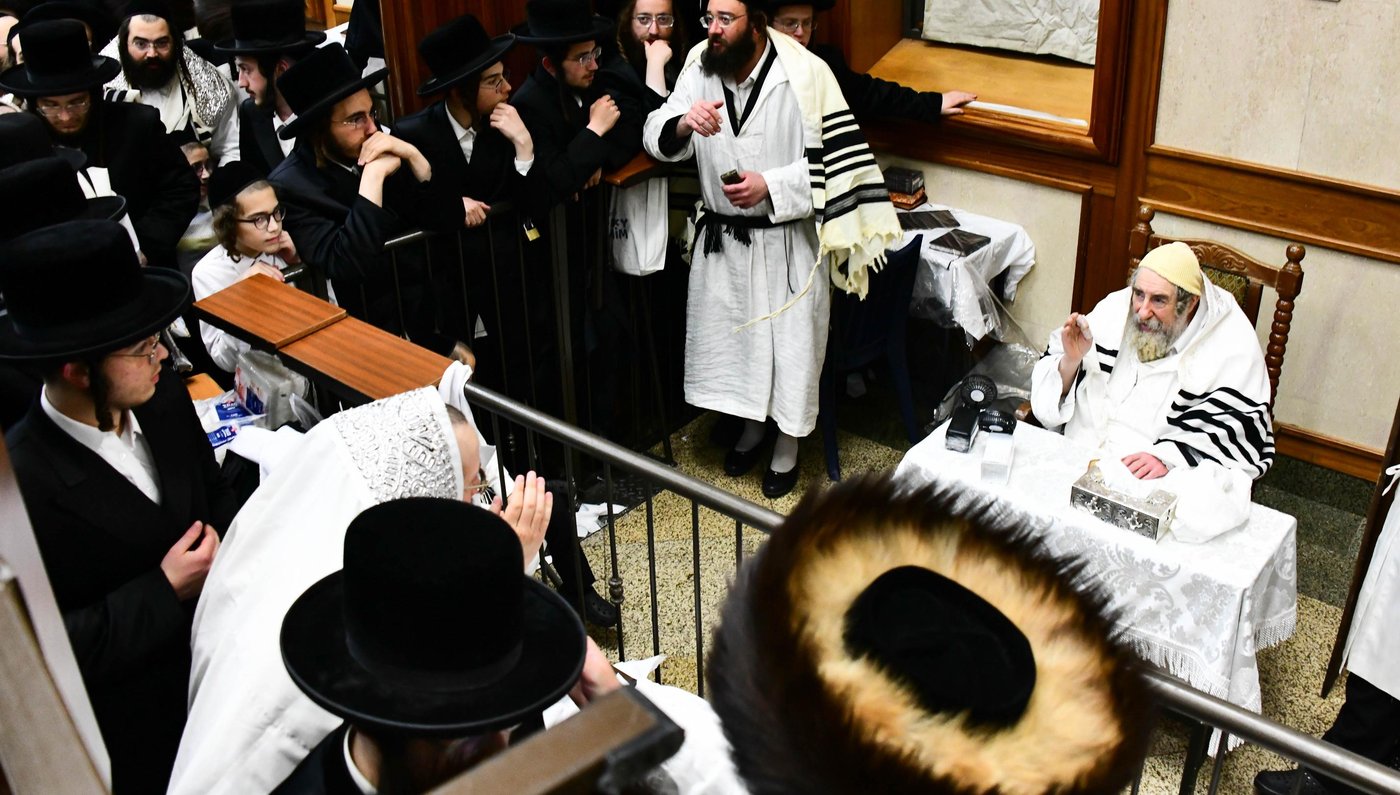 מוצאי יום כיפור בחצר הקודש רחמסטריווקא | צילום: שוקי לרר