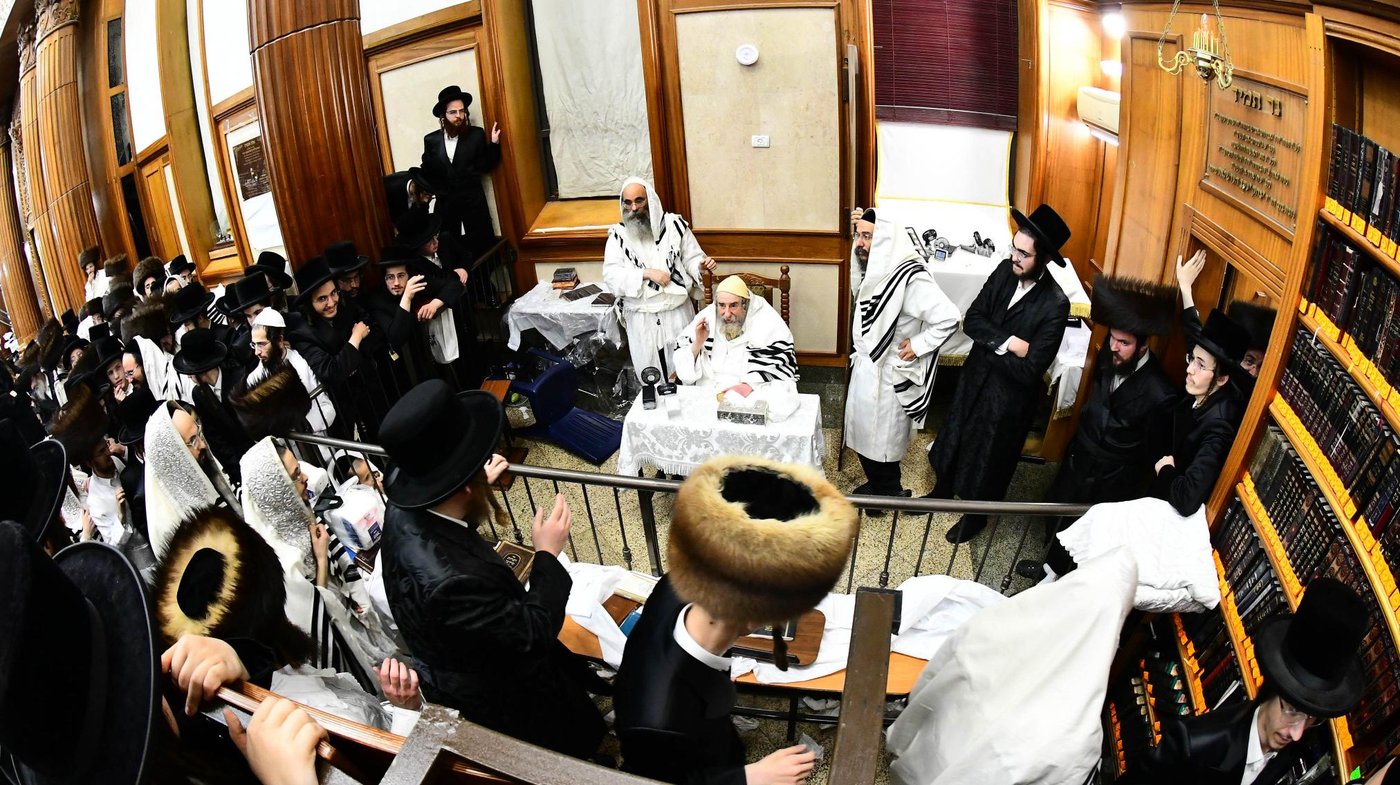 מוצאי יום כיפור בחצר הקודש רחמסטריווקא | צילום: שוקי לרר