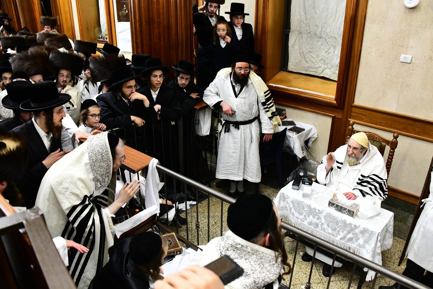 מוצאי יום כיפור בחצר הקודש רחמסטריווקא | צילום: שוקי לרר
