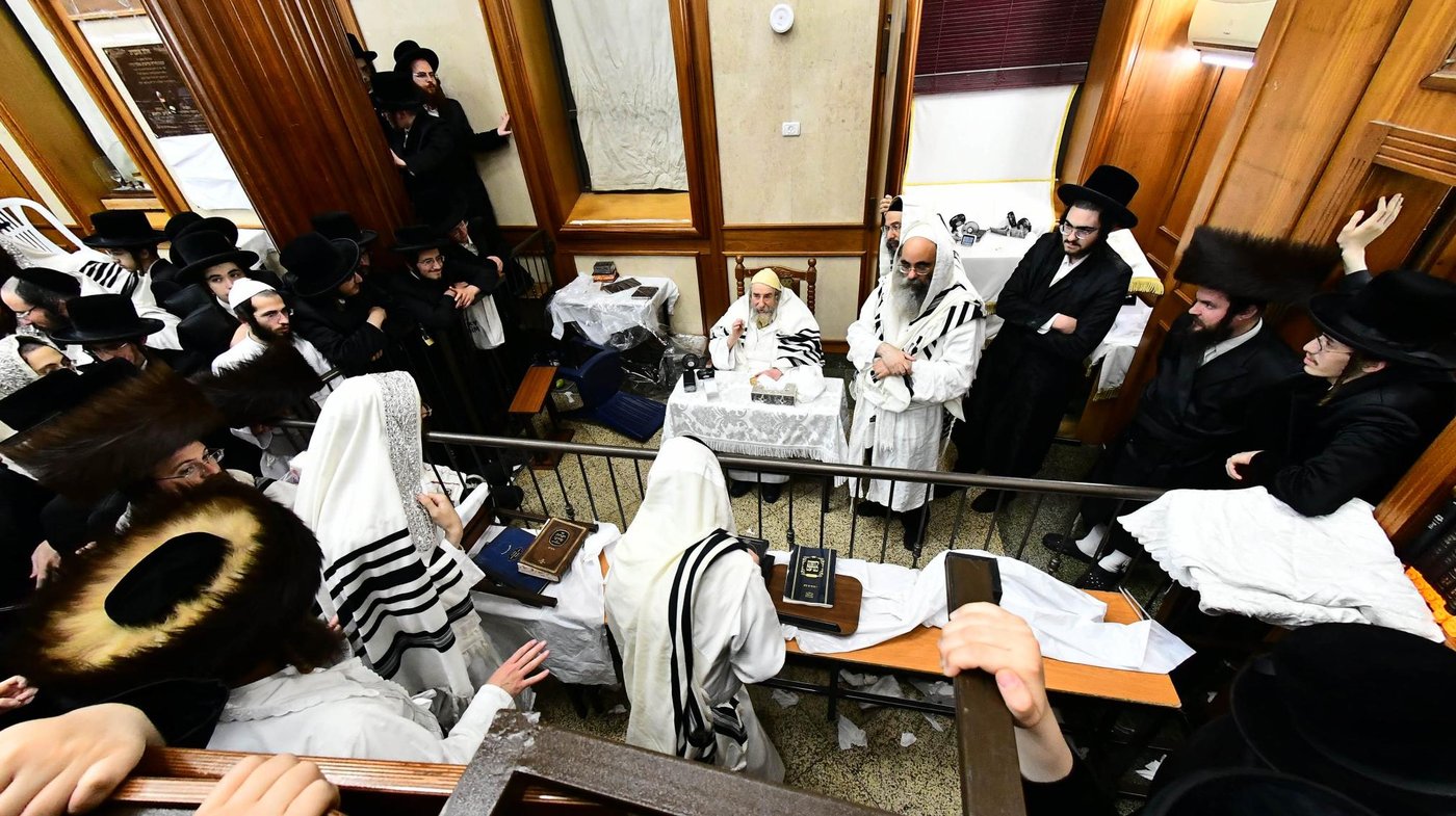 מוצאי יום כיפור בחצר הקודש רחמסטריווקא | צילום: שוקי לרר