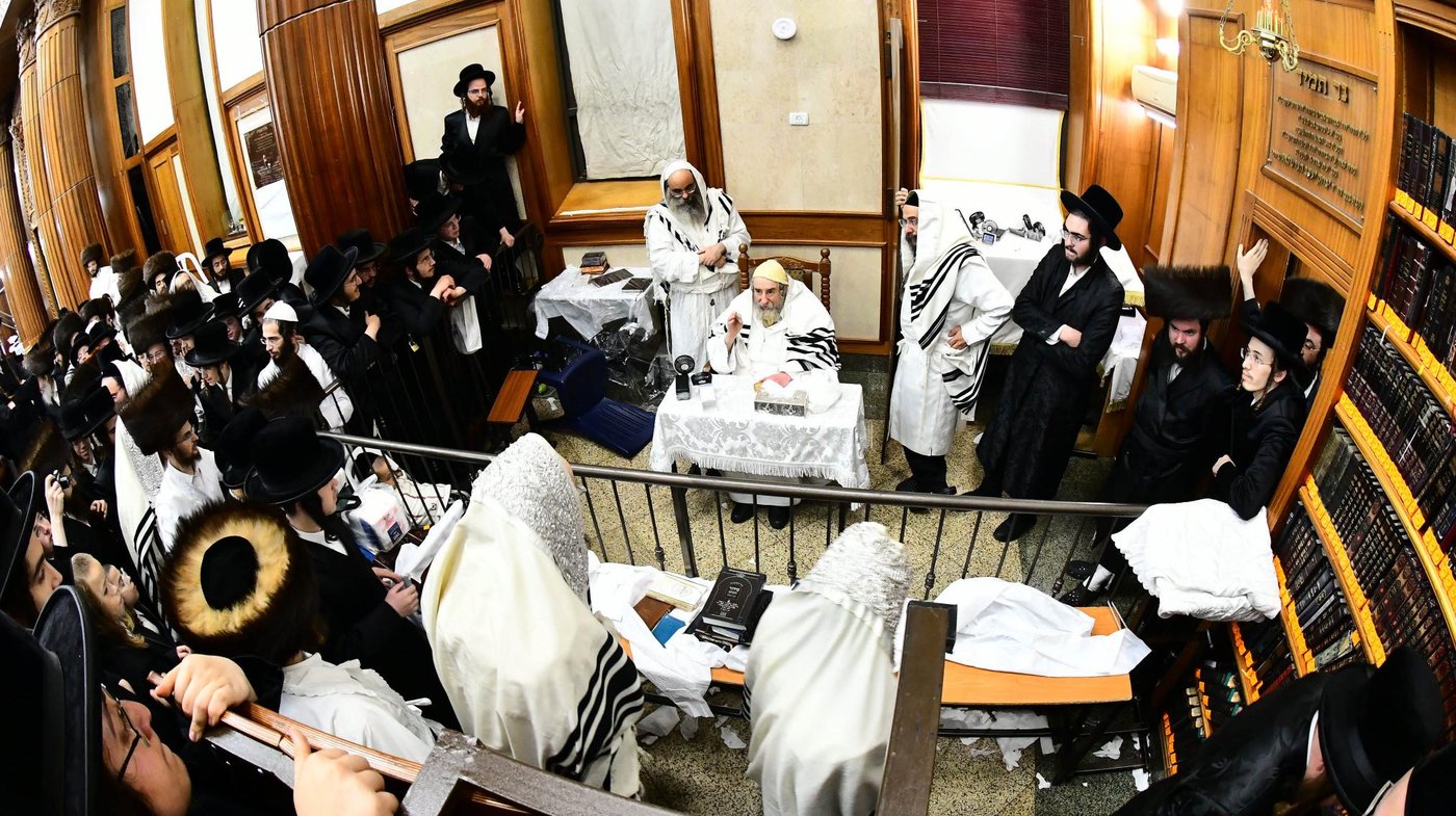 מוצאי יום כיפור בחצר הקודש רחמסטריווקא | צילום: שוקי לרר