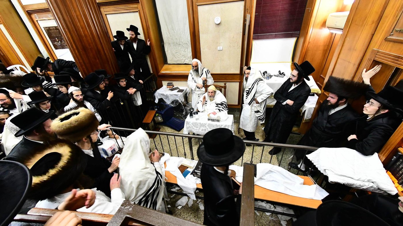 מוצאי יום כיפור בחצר הקודש רחמסטריווקא | צילום: שוקי לרר