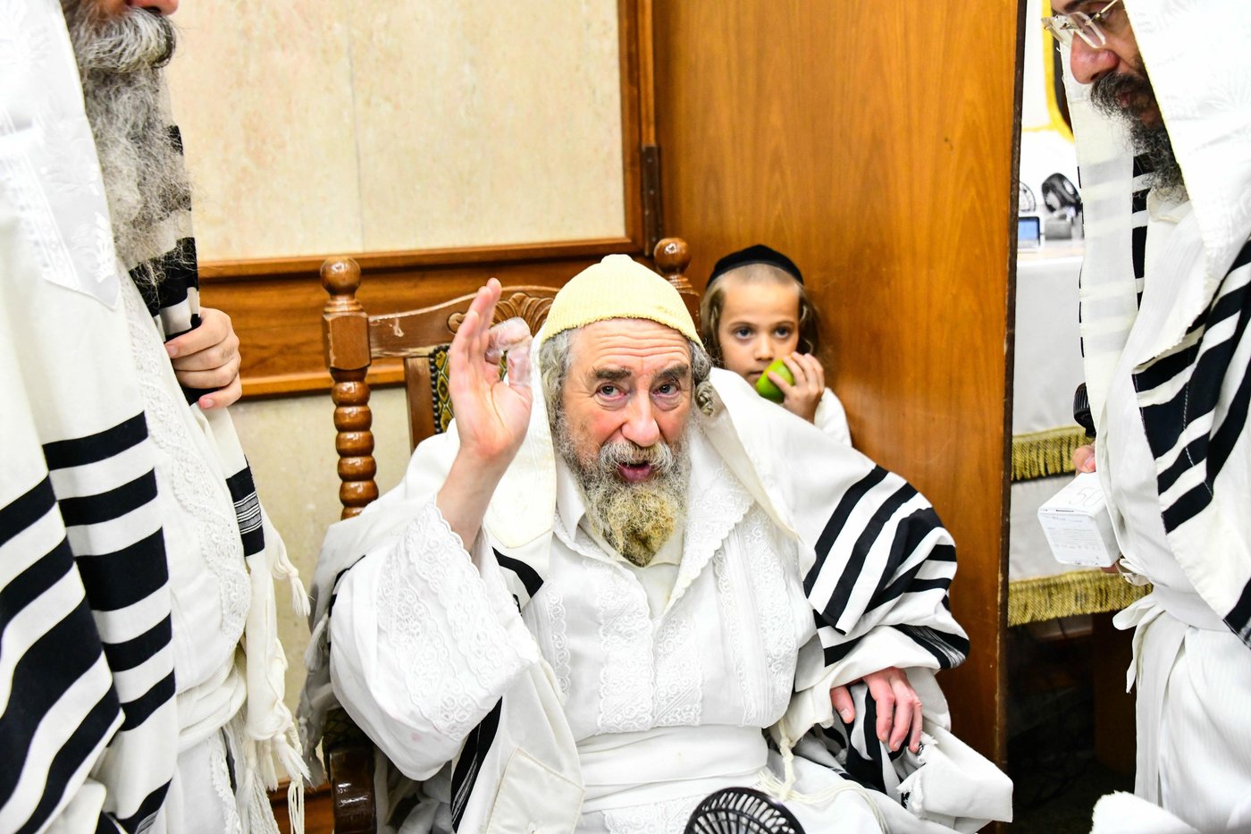 מוצאי יום כיפור בחצר הקודש רחמסטריווקא | צילום: שוקי לרר