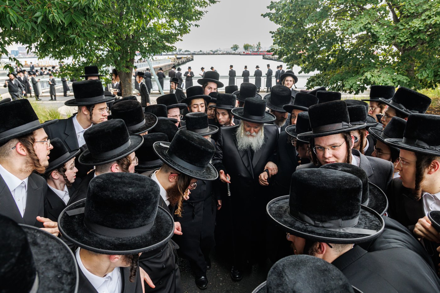 האדמו"ר מבאבוב שליט"א באמירת תשליך | צילום: אחים לאנטשעווסקי