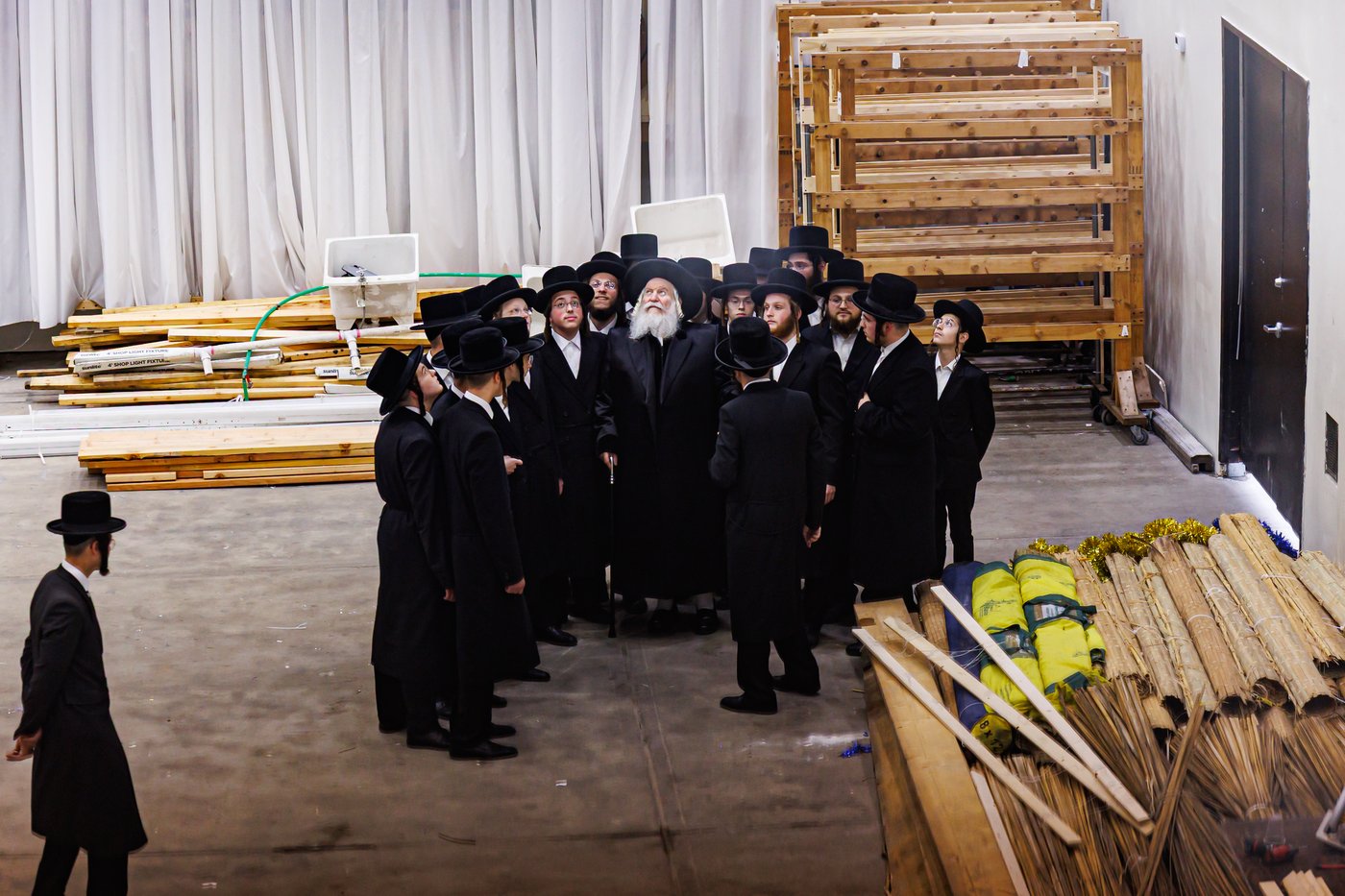 האדמו"ר מבאבוב שליט"א בסיור בסוכה | צילום: אחים לאנטשעווסקי