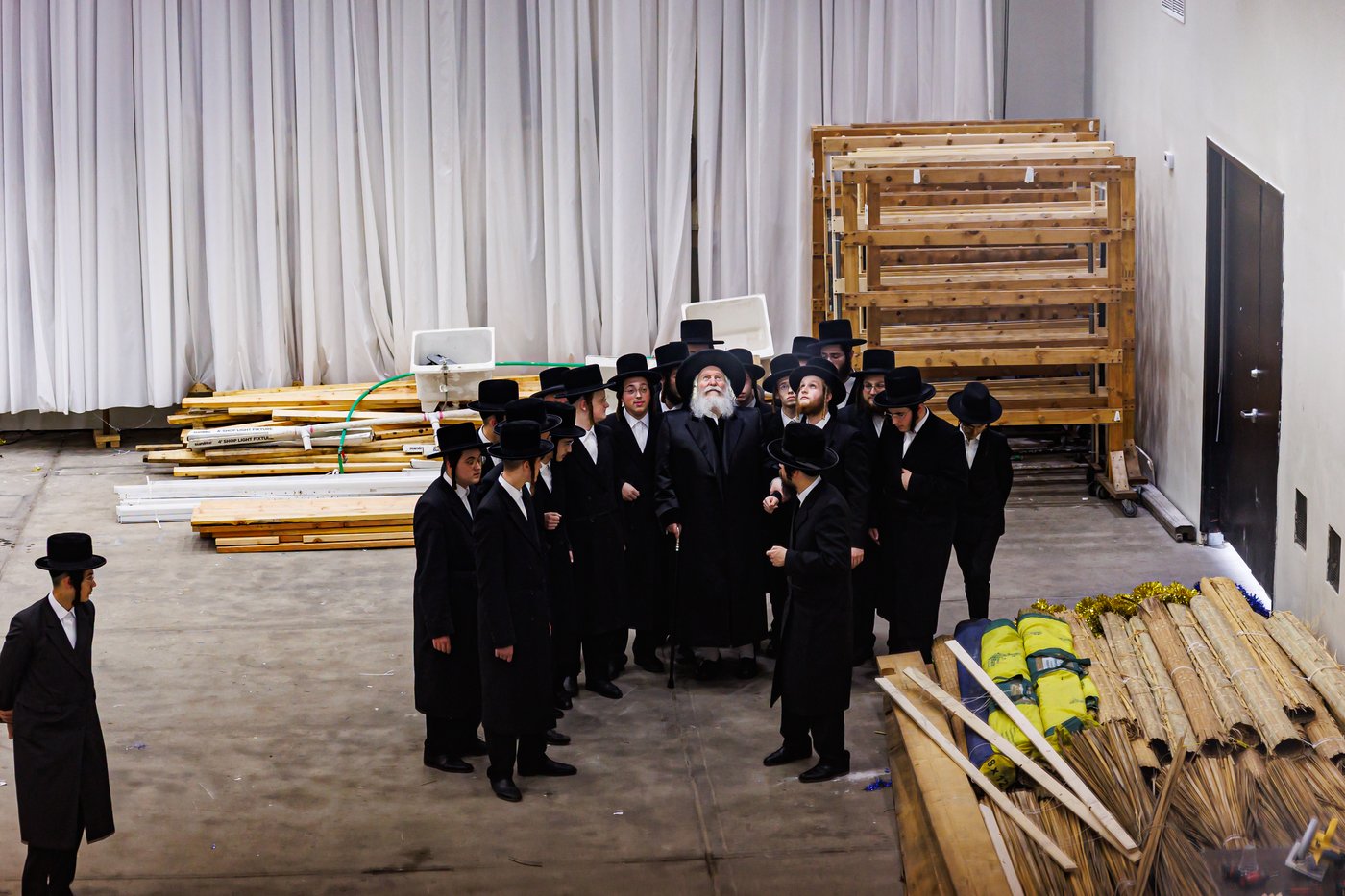 האדמו"ר מבאבוב שליט"א בסיור בסוכה | צילום: אחים לאנטשעווסקי