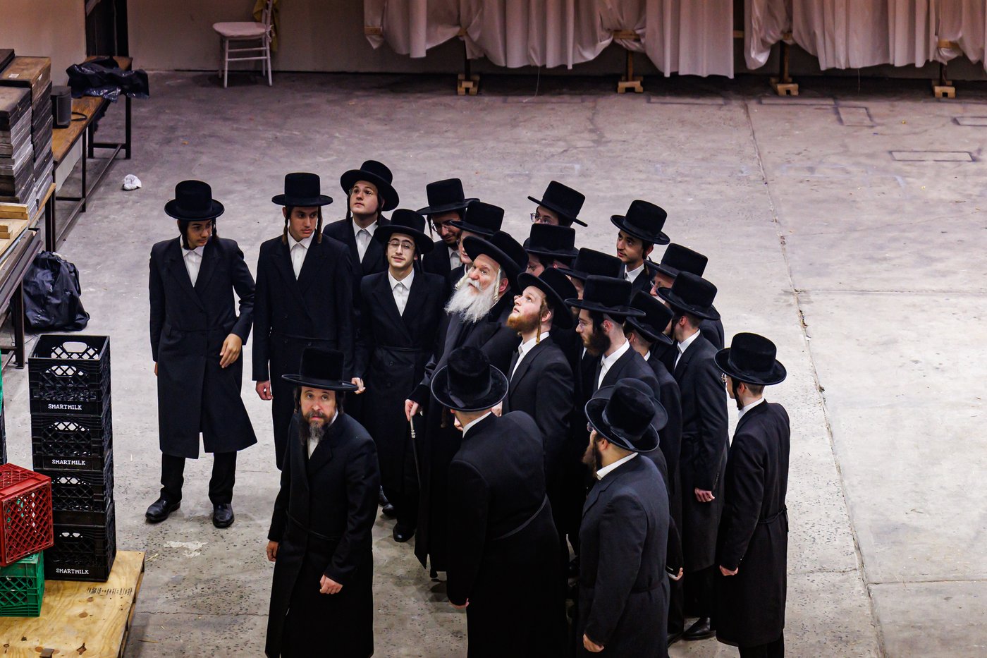 האדמו"ר מבאבוב שליט"א בסיור בסוכה | צילום: אחים לאנטשעווסקי
