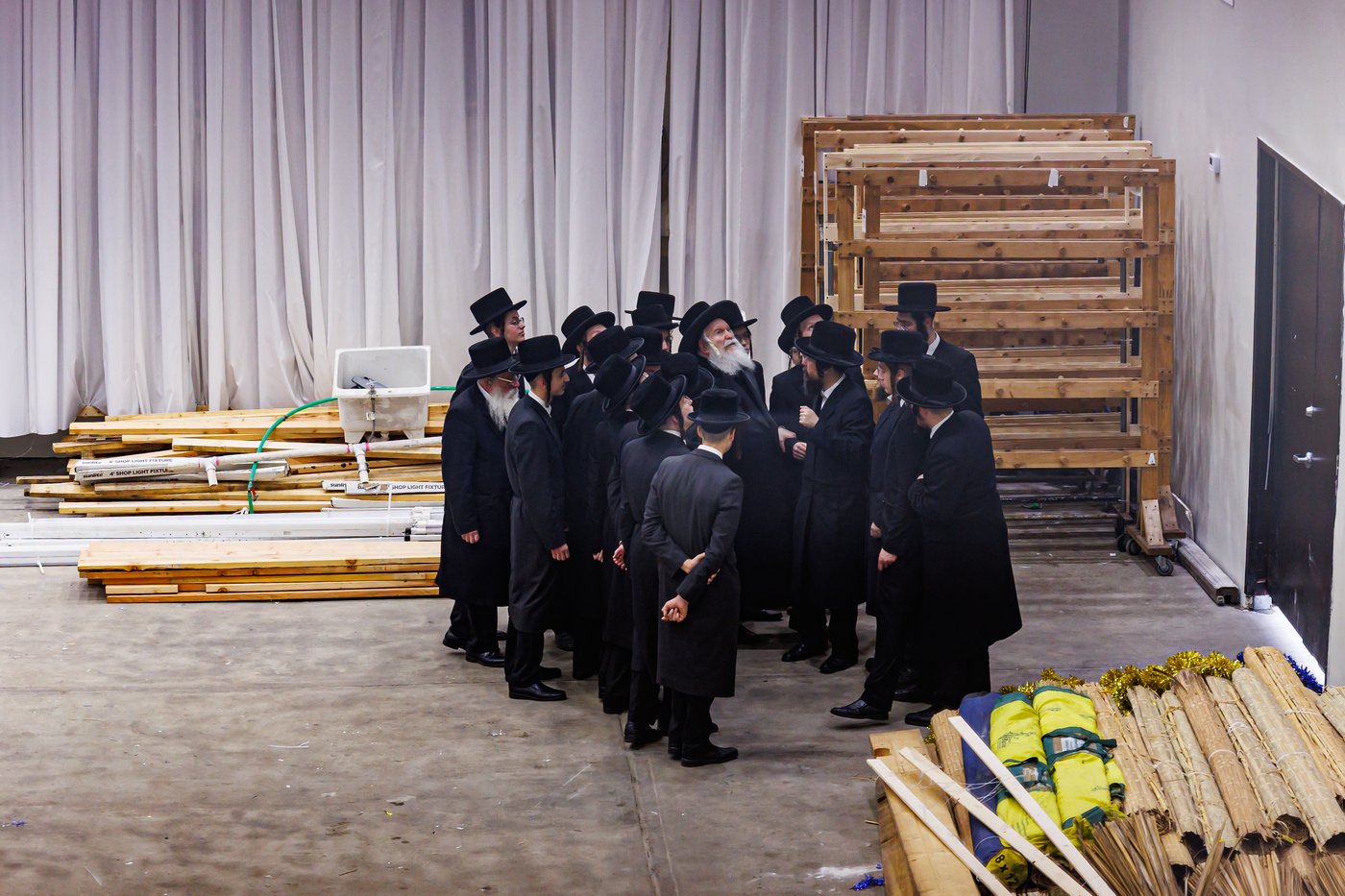 האדמו"ר מבאבוב שליט"א בסיור בסוכה | צילום: אחים לאנטשעווסקי
