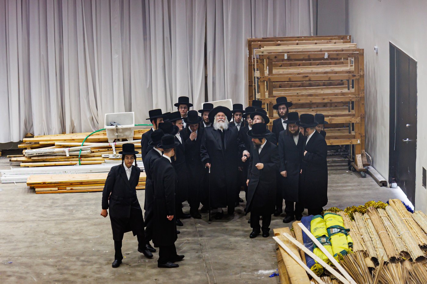 האדמו"ר מבאבוב שליט"א בסיור בסוכה | צילום: אחים לאנטשעווסקי