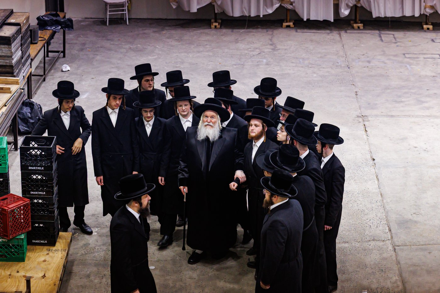 האדמו"ר מבאבוב שליט"א בסיור בסוכה | צילום: אחים לאנטשעווסקי