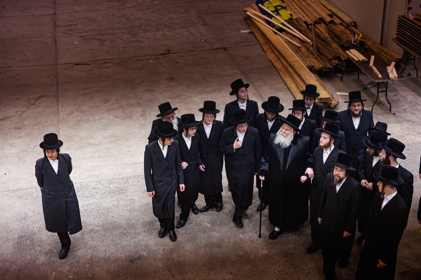 האדמו"ר מבאבוב שליט"א בסיור בסוכה | צילום: אחים לאנטשעווסקי