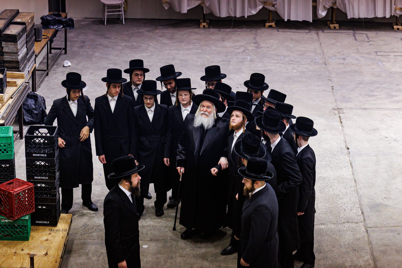 האדמו"ר מבאבוב שליט"א בסיור בסוכה | צילום: אחים לאנטשעווסקי