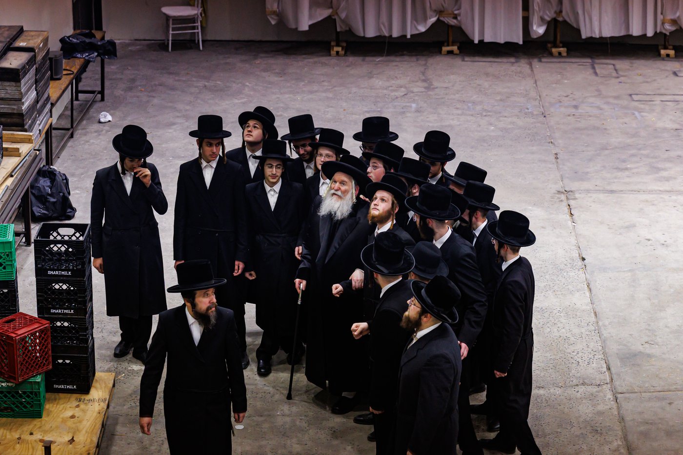 האדמו"ר מבאבוב שליט"א בסיור בסוכה | צילום: אחים לאנטשעווסקי