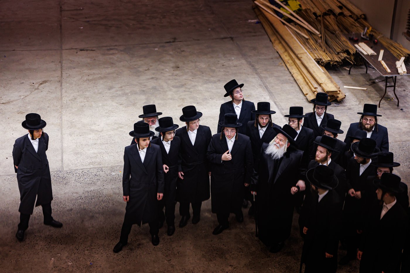 האדמו"ר מבאבוב שליט"א בסיור בסוכה | צילום: אחים לאנטשעווסקי