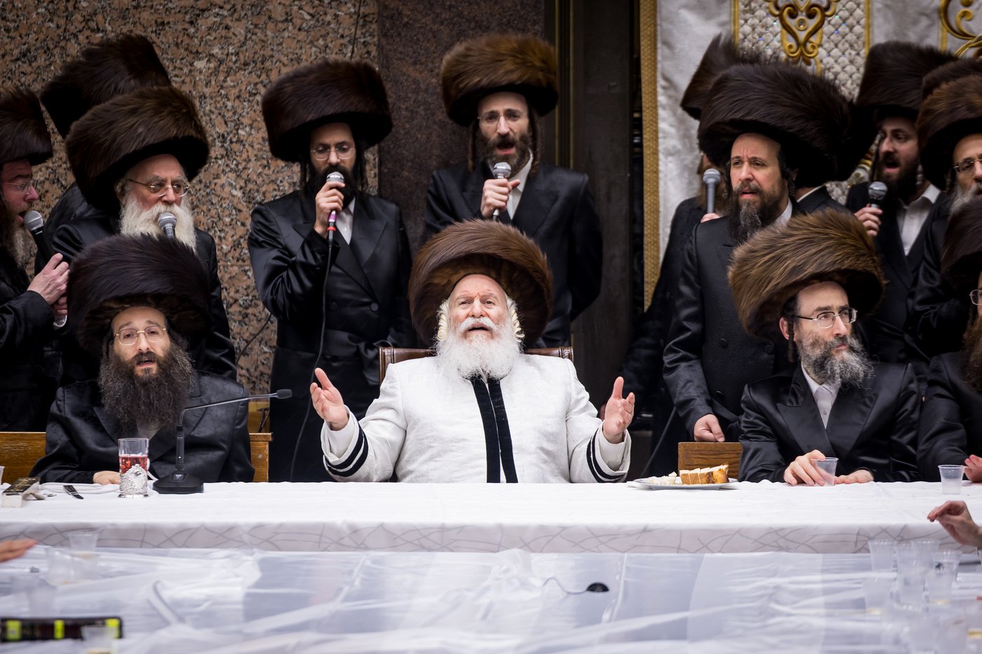 טיש ערב יום הכיפורים בצל האדמו"ר מבאבוב שליט"א | צילום: אחים לאנטשעווסקי
