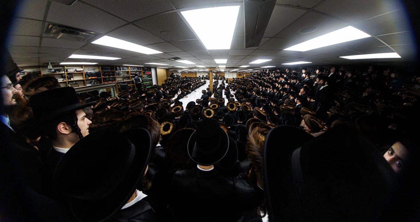 טיש ערב יום הכיפורים בצל האדמו"ר מבאבוב שליט"א | צילום: אחים לאנטשעווסקי
