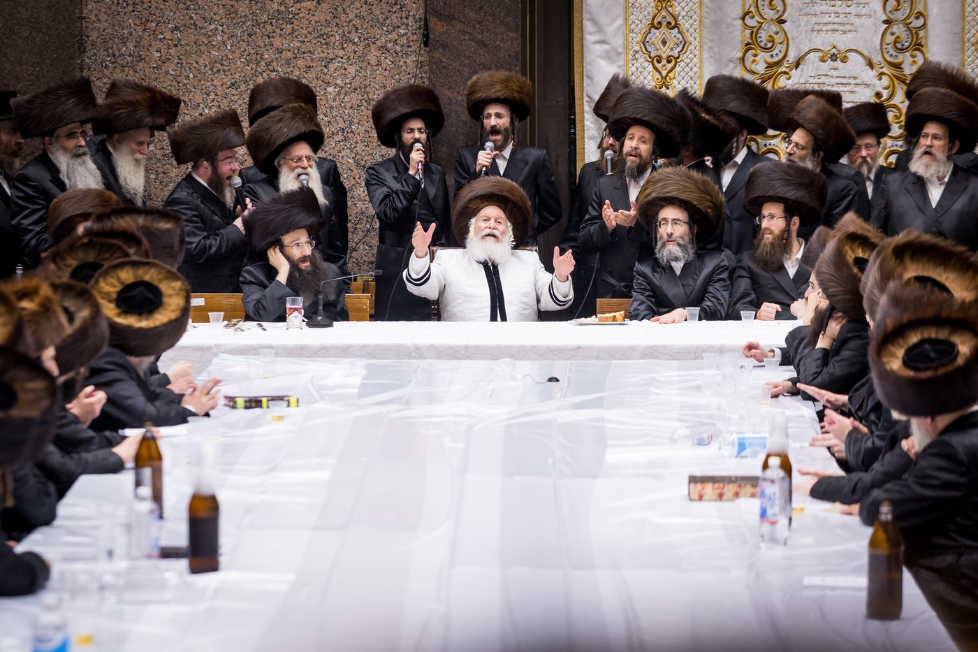 טיש ערב יום הכיפורים בצל האדמו"ר מבאבוב שליט"א | צילום: אחים לאנטשעווסקי