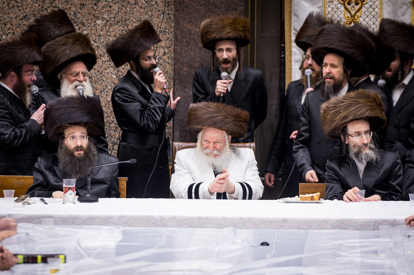 טיש ערב יום הכיפורים בצל האדמו"ר מבאבוב שליט"א | צילום: אחים לאנטשעווסקי