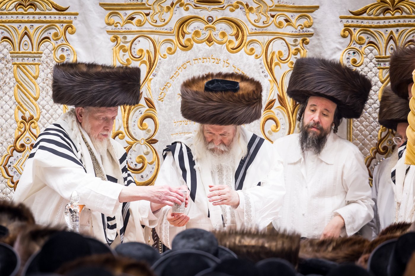 טיש ערב יום הכיפורים בצל האדמו"ר מבאבוב שליט"א | צילום: אחים לאנטשעווסקי
