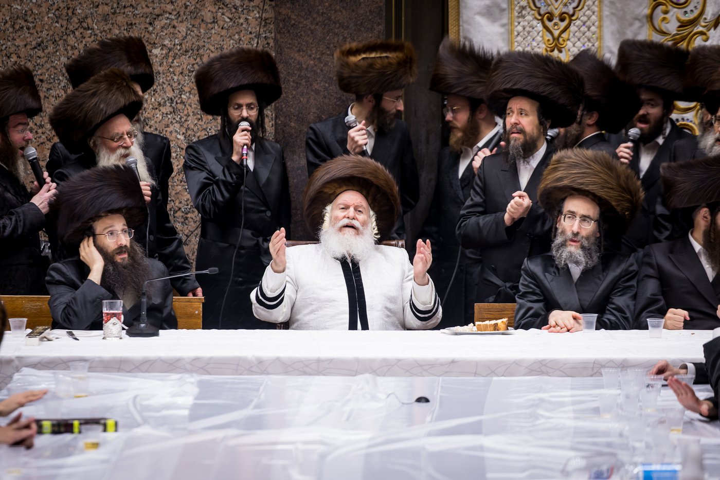 טיש ערב יום הכיפורים בצל האדמו"ר מבאבוב שליט"א | צילום: אחים לאנטשעווסקי