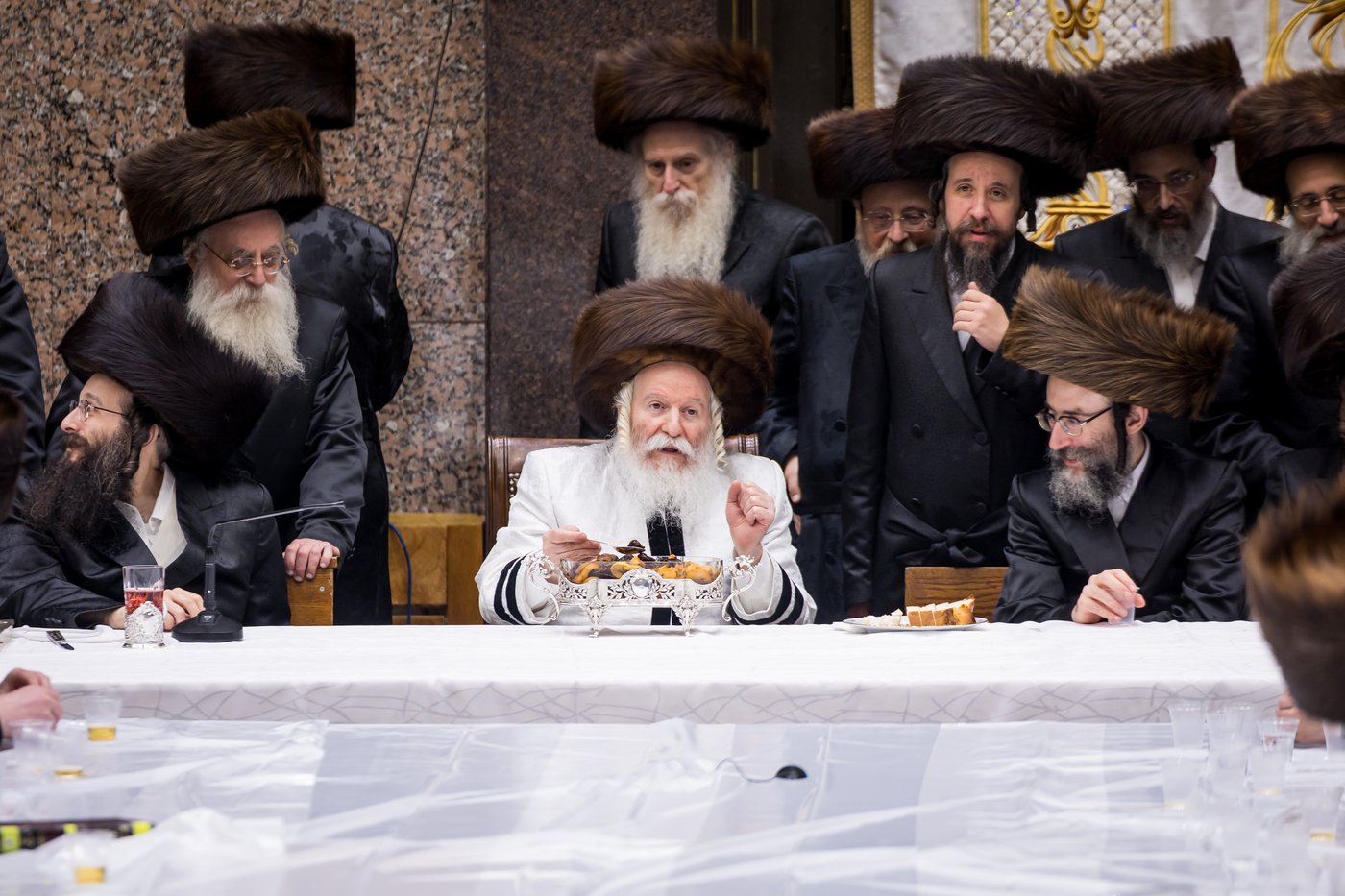 טיש ערב יום הכיפורים בצל האדמו"ר מבאבוב שליט"א | צילום: אחים לאנטשעווסקי