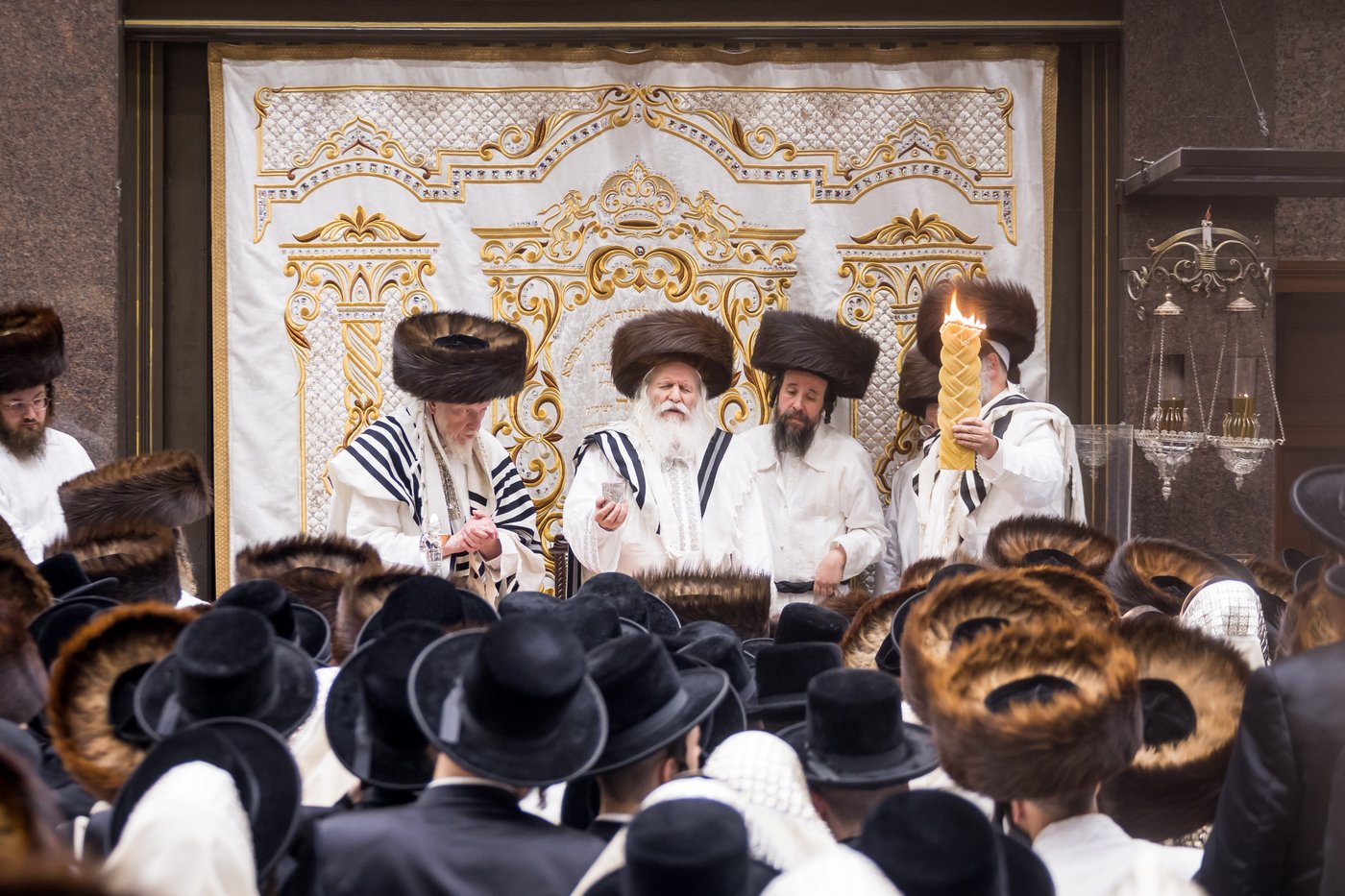 טיש ערב יום הכיפורים בצל האדמו"ר מבאבוב שליט"א | צילום: אחים לאנטשעווסקי