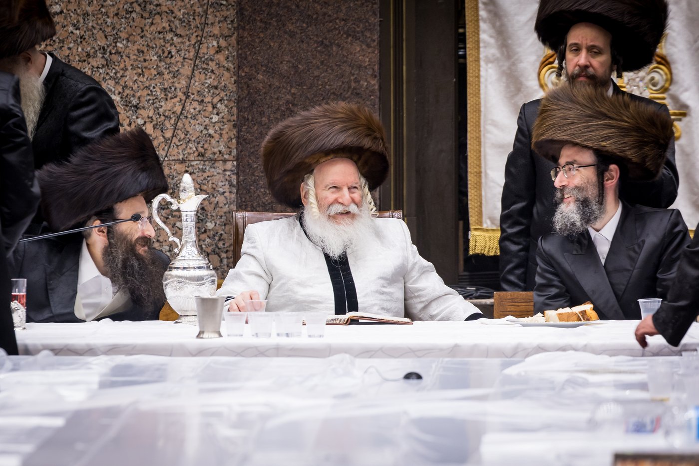 טיש ערב יום הכיפורים בצל האדמו"ר מבאבוב שליט"א | צילום: אחים לאנטשעווסקי