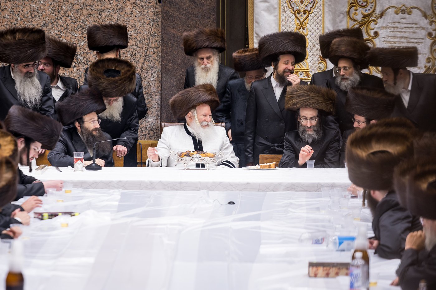 טיש ערב יום הכיפורים בצל האדמו"ר מבאבוב שליט"א | צילום: אחים לאנטשעווסקי