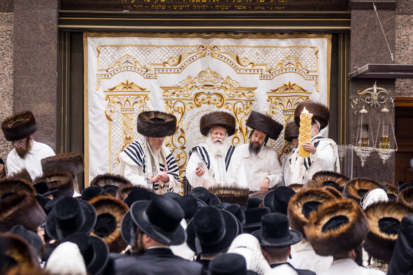 טיש ערב יום הכיפורים בצל האדמו"ר מבאבוב שליט"א | צילום: אחים לאנטשעווסקי