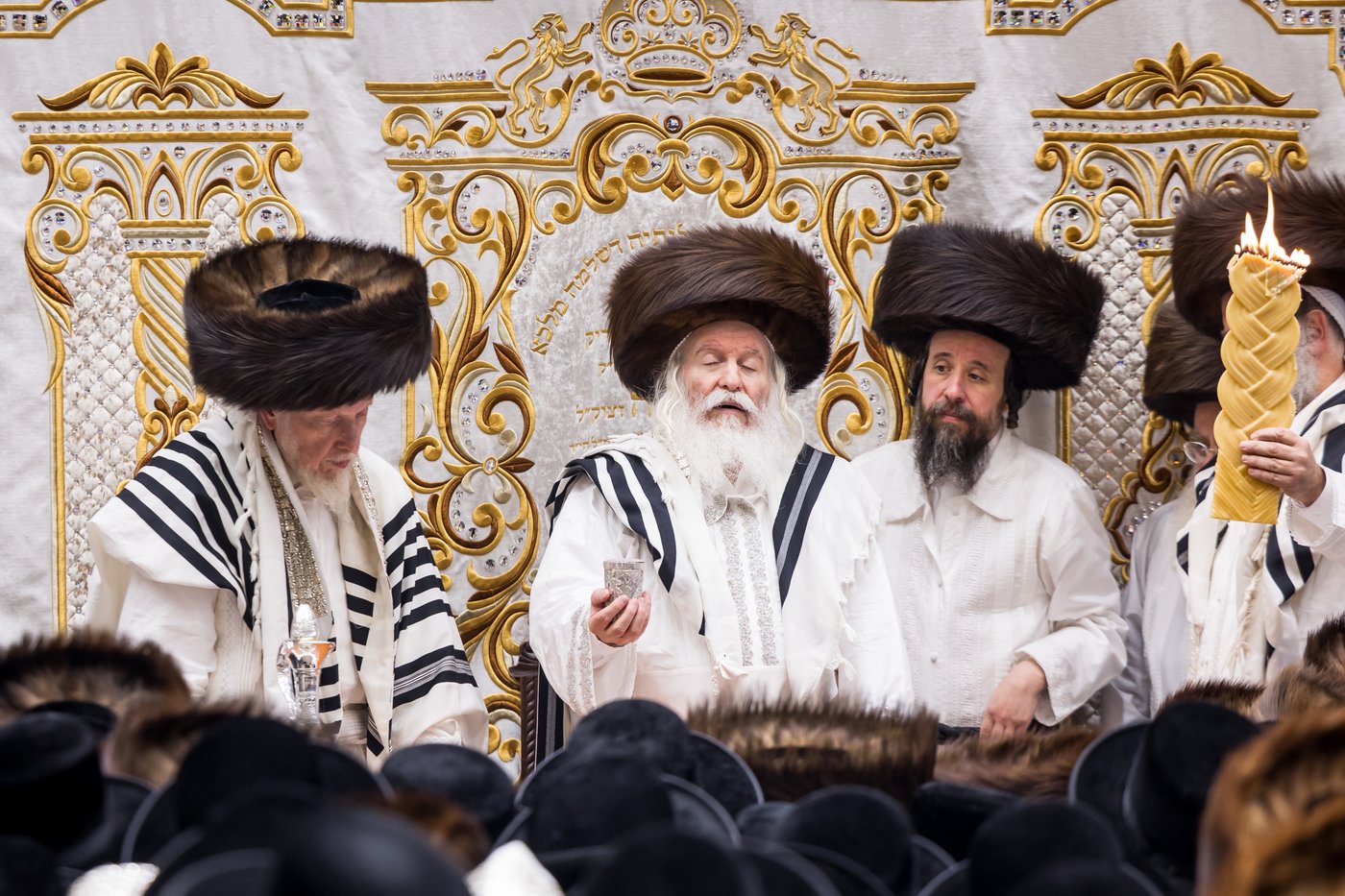 טיש ערב יום הכיפורים בצל האדמו"ר מבאבוב שליט"א | צילום: אחים לאנטשעווסקי
