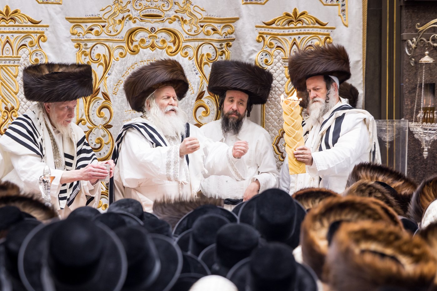 טיש ערב יום הכיפורים בצל האדמו"ר מבאבוב שליט"א | צילום: אחים לאנטשעווסקי