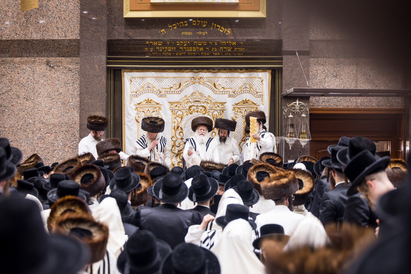 טיש ערב יום הכיפורים בצל האדמו"ר מבאבוב שליט"א | צילום: אחים לאנטשעווסקי