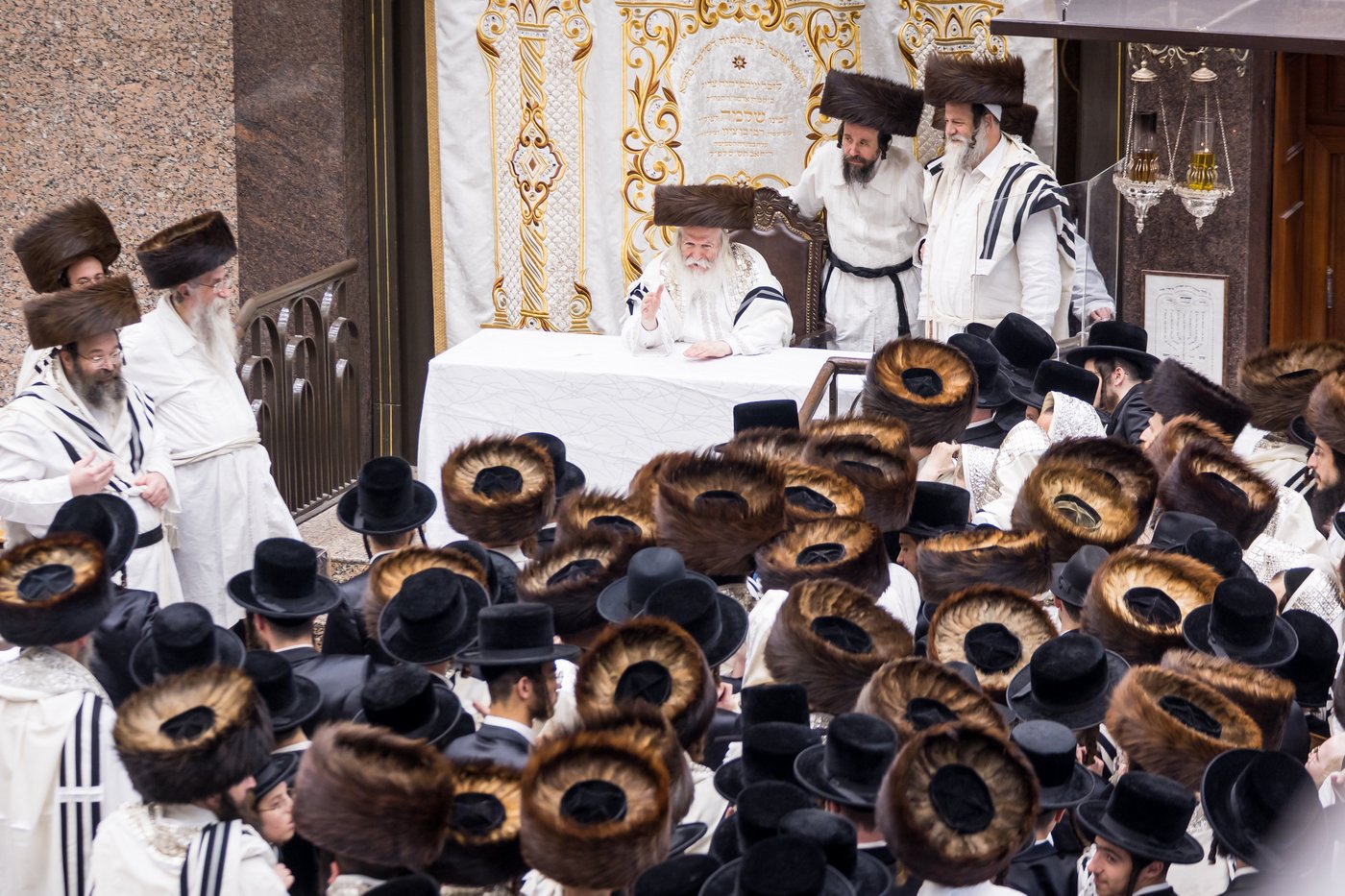 טיש ערב יום הכיפורים בצל האדמו"ר מבאבוב שליט"א | צילום: אחים לאנטשעווסקי