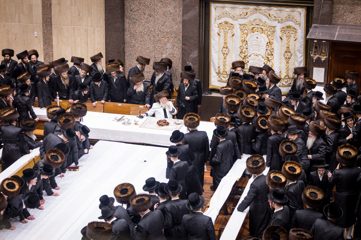 טיש ערב יום הכיפורים בצל האדמו"ר מבאבוב שליט"א | צילום: אחים לאנטשעווסקי